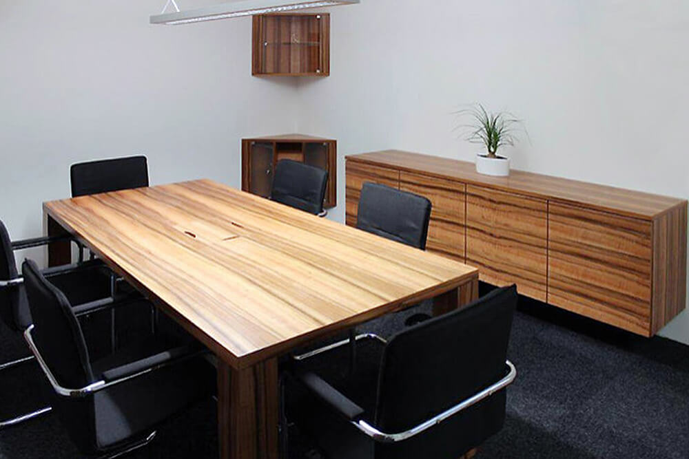 Einrichtung - Besprechungsraum mit Tisch, Sideboard und Eckvitrinen
